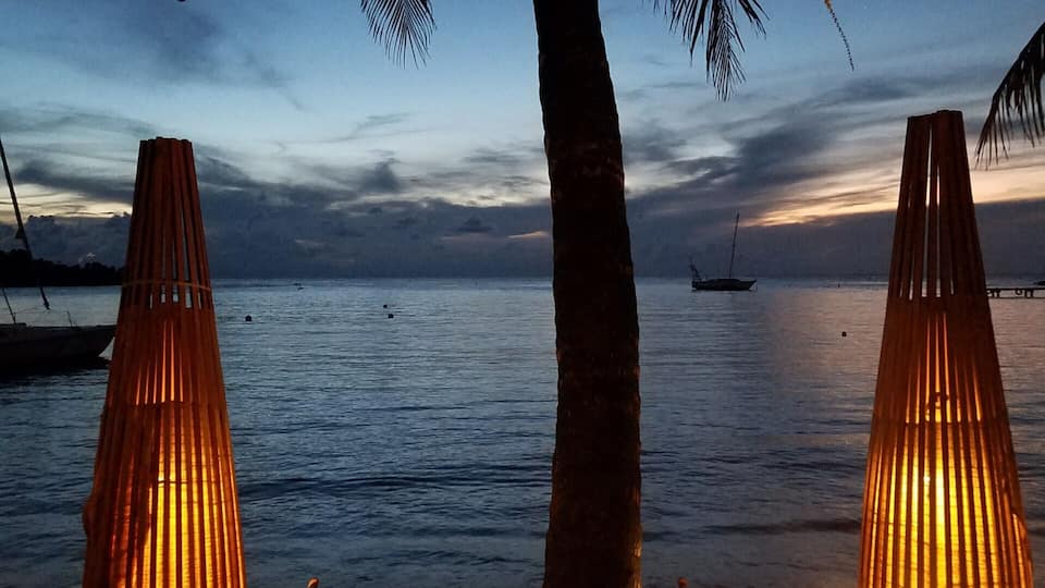 East of the main road in West Bay Roatan, lives a treasure trove of beach bars and restaurants for every flavor. The Argentinian Grill has a great Happy Hour (Hora Feliz) with amazing food and a beachy open air atmosphere which is perfect for people watching or taking in the spectacular West End Sunsets.
Please note than in October (low/rainy season) many locals go on Holiday and some businesses close for the month(s).
Salute and Happy Journeys!
#lifeatexpedia