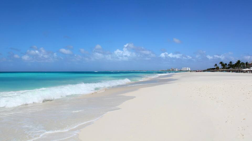 Pristine white beaches and turquoise caribbean waters of Eagle Beach Aruba