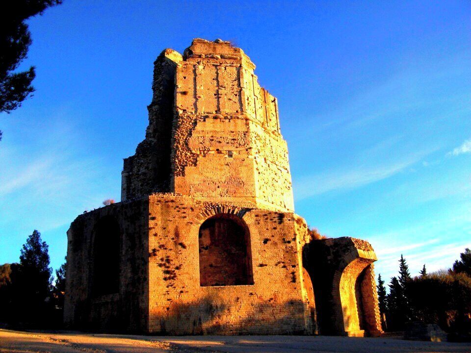 First building before the creation Roman's colony of Nemausus (Nimes). From Gaulois's era.