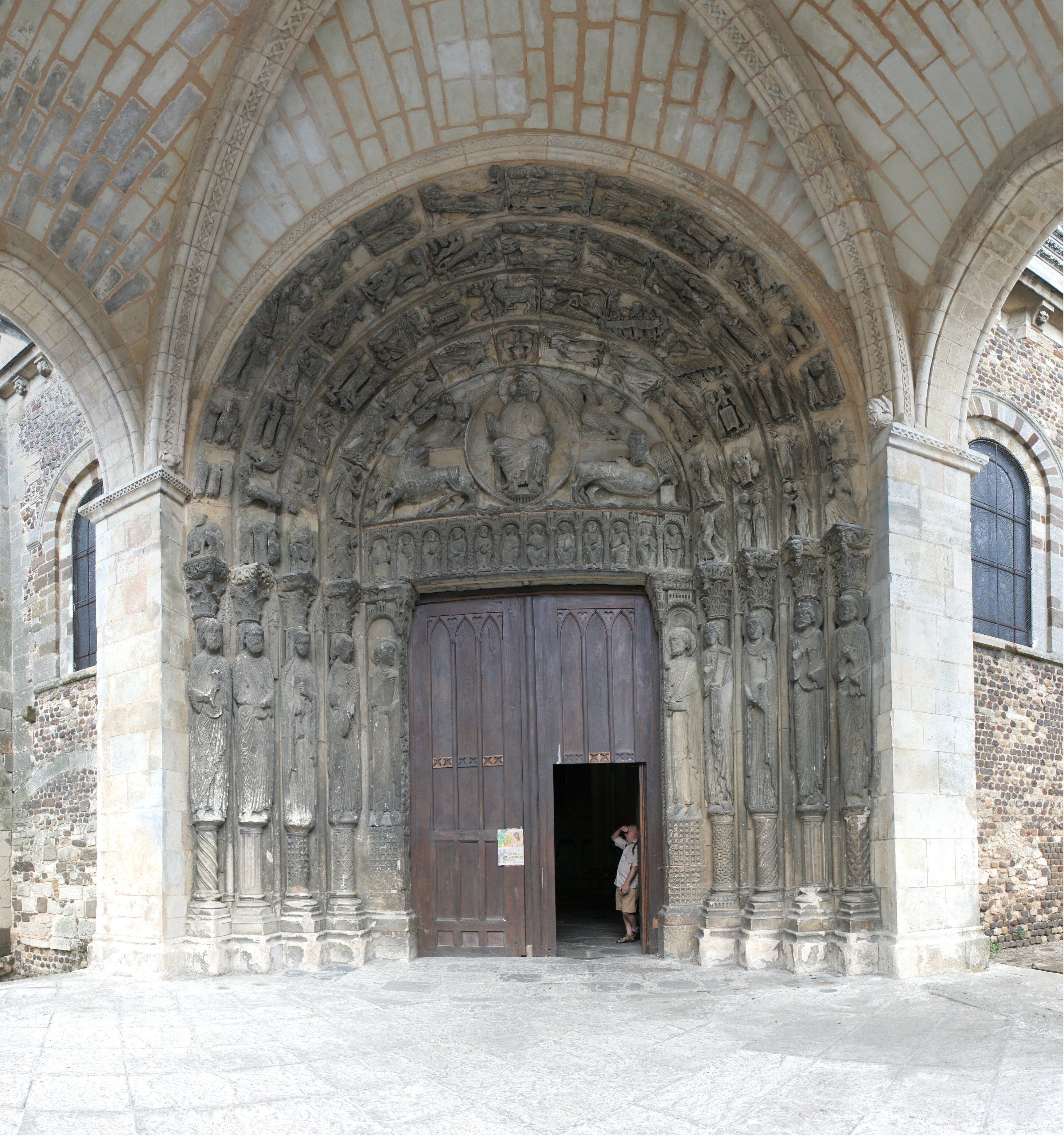 Una entrada imponente con elaborados adornos tallados y una gran puerta de madera.