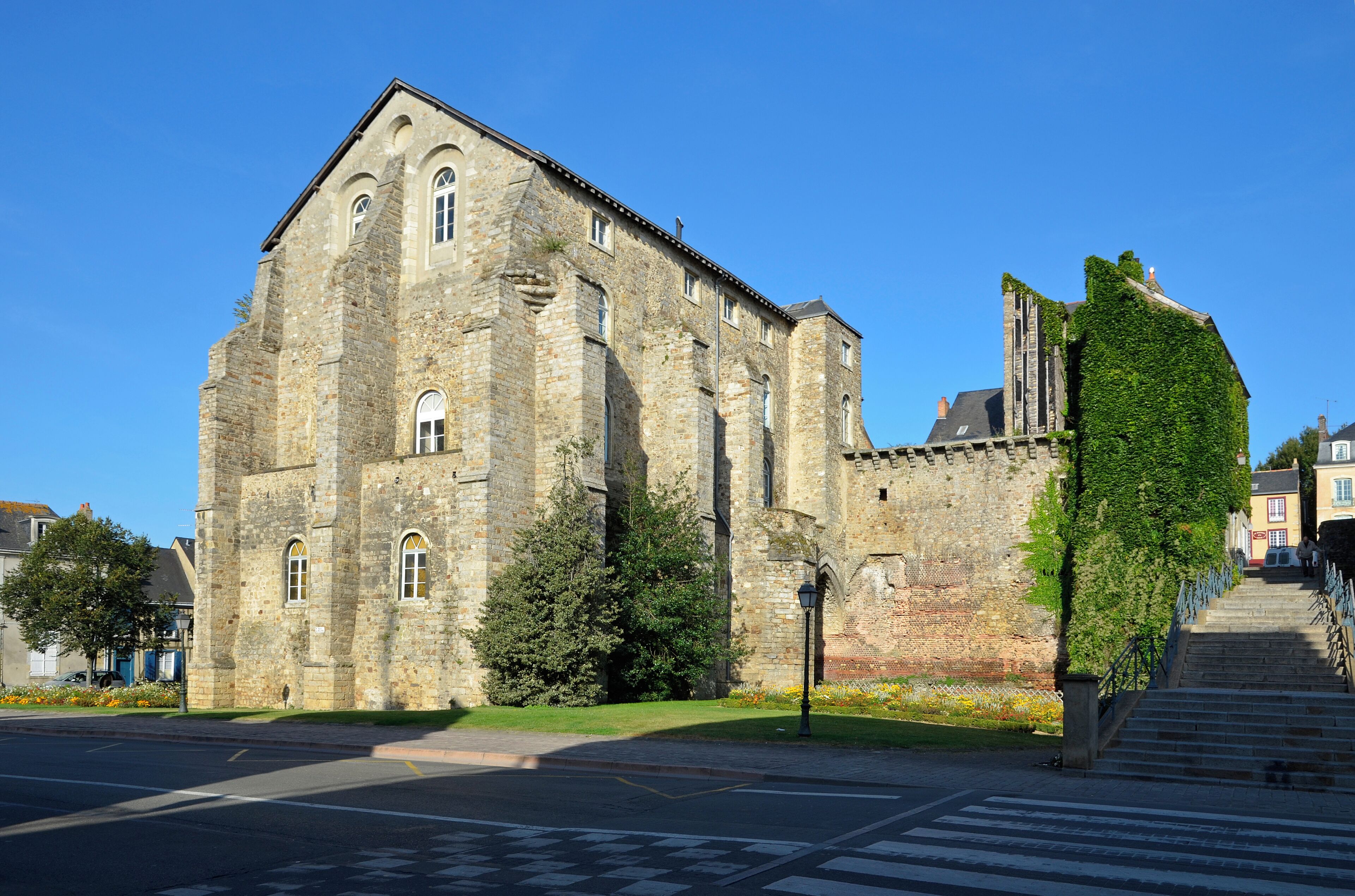 This building is indexed in the Base Mérimée, a database of architectural heritage maintained by the French Ministry of Culture, under the reference PA00109802 .