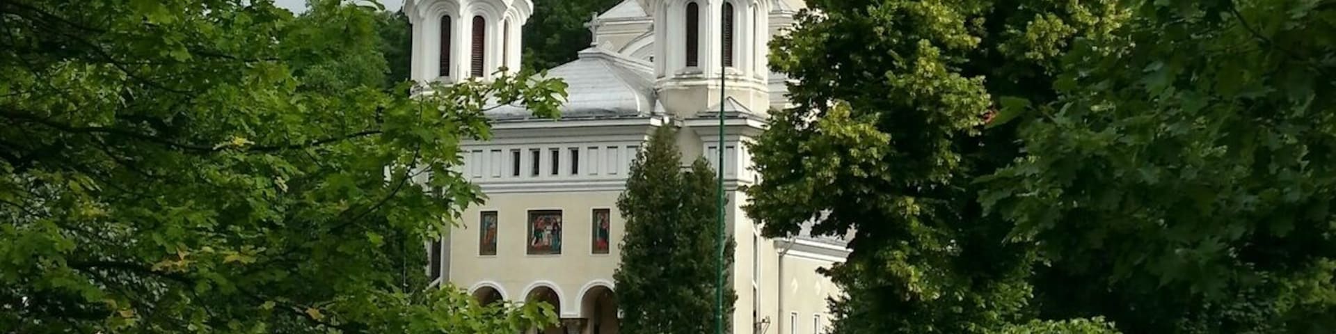 Nicolae Titulescu Park is a beautiful place to go for a run, stroll or watch the old men play Okey. Just outside the centre of Bra?ov.