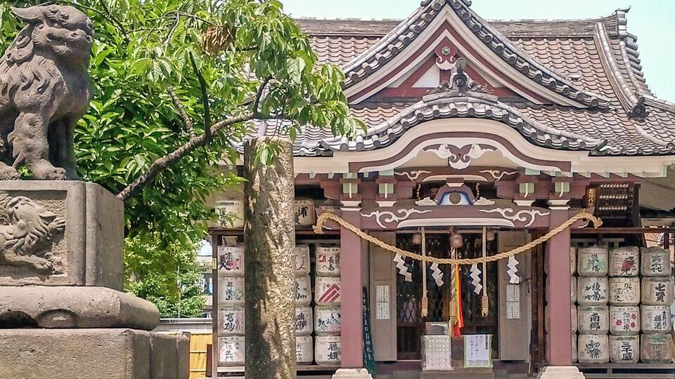 Un bâtiment traditionnel, avec un toit en tuiles et une statue de lion en pierre devant l’entrée.