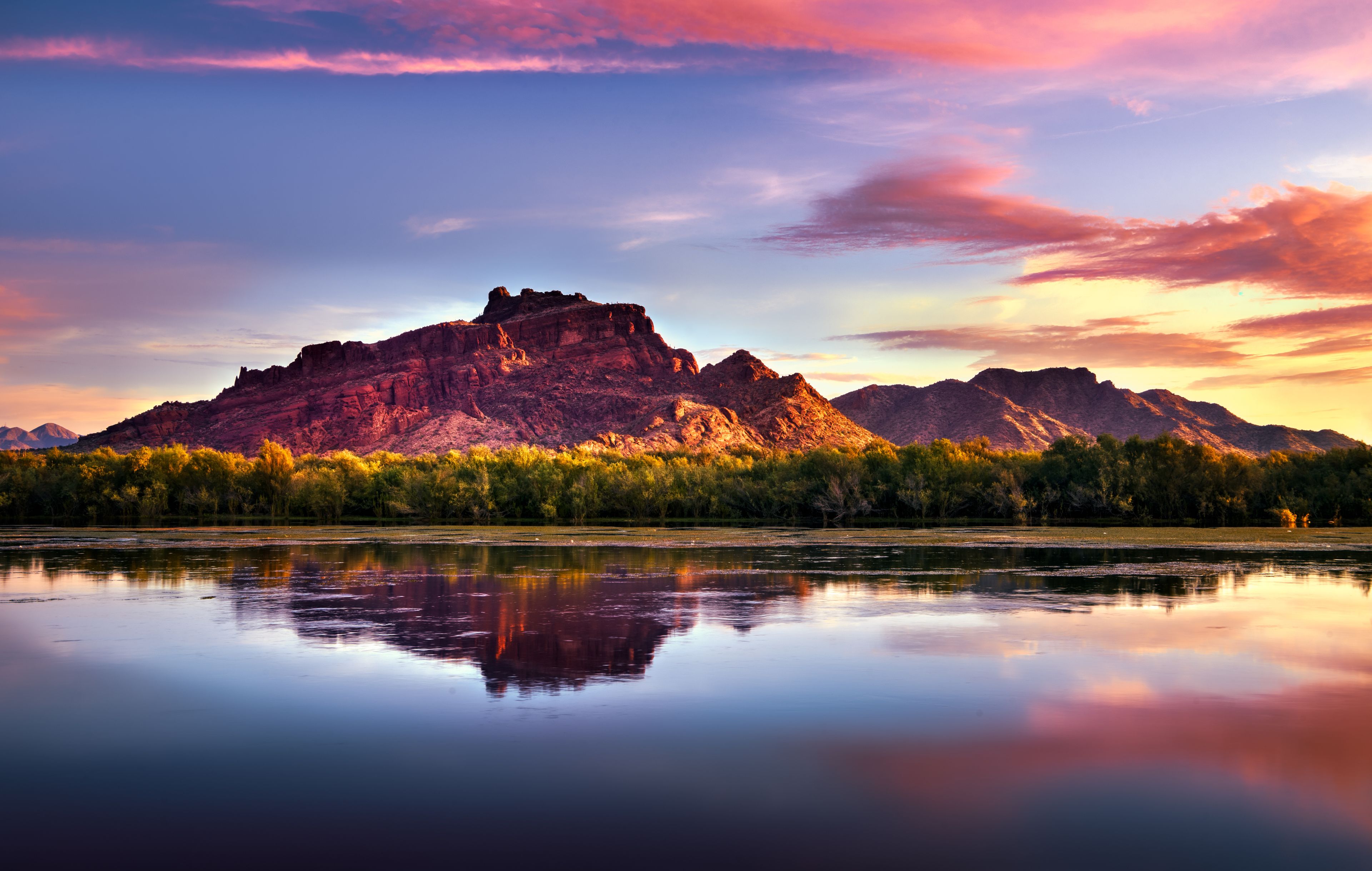 Cordillera reflejada con claridad en aguas tranquilas.