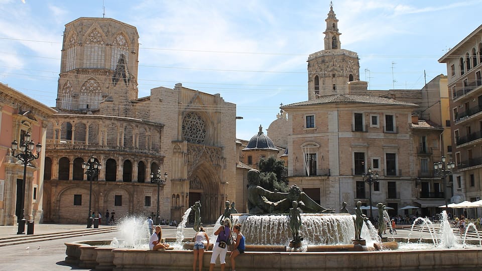 Vue sur la Cathédrale Saint-Apollinaire depuis la Plaza de la Virgen