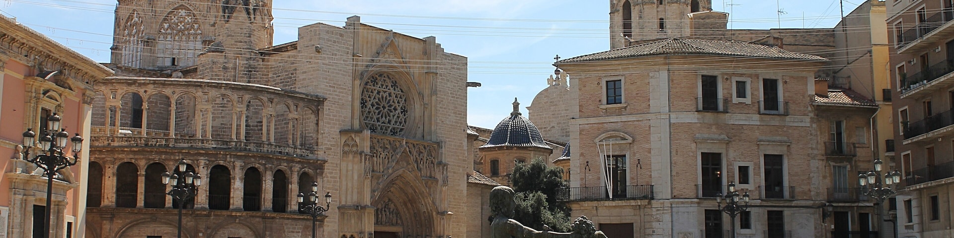 Vue sur la Cathédrale Saint-Apollinaire depuis la Plaza de la Virgen