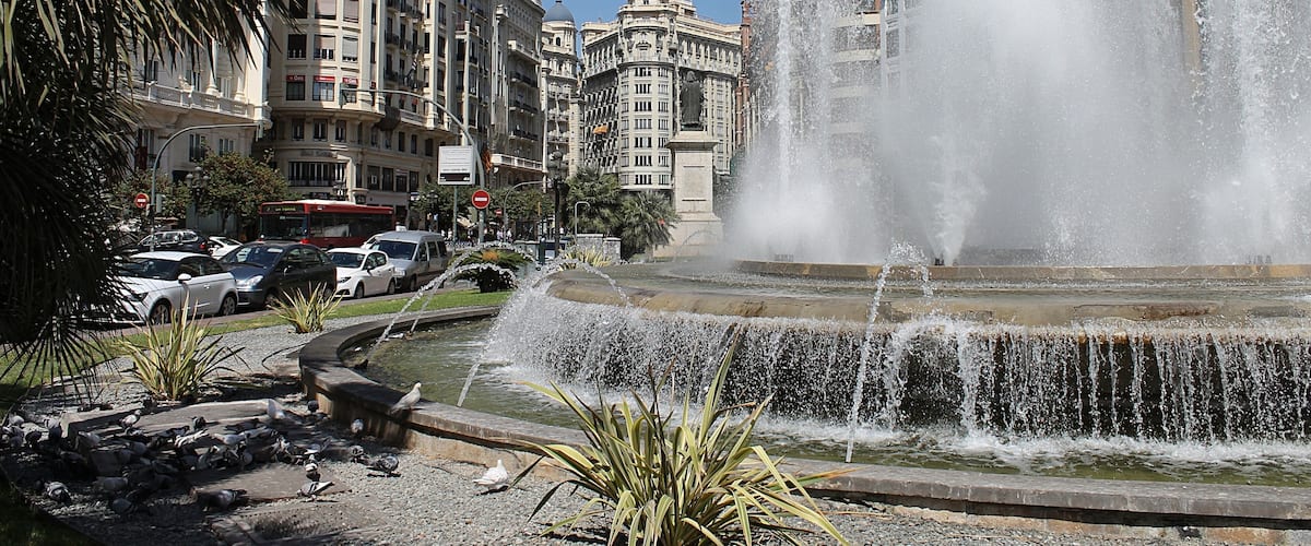 Fontaine dans l'une des artères de la ville moderne