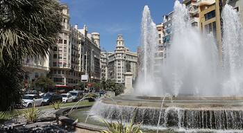 Fontaine dans l'une des artères de la ville moderne