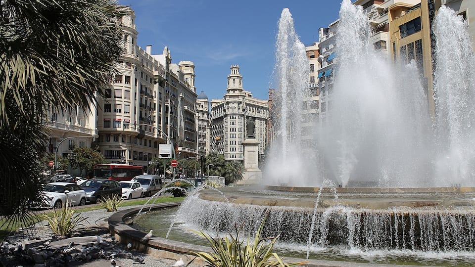 Fontaine dans l'une des artères de la ville moderne