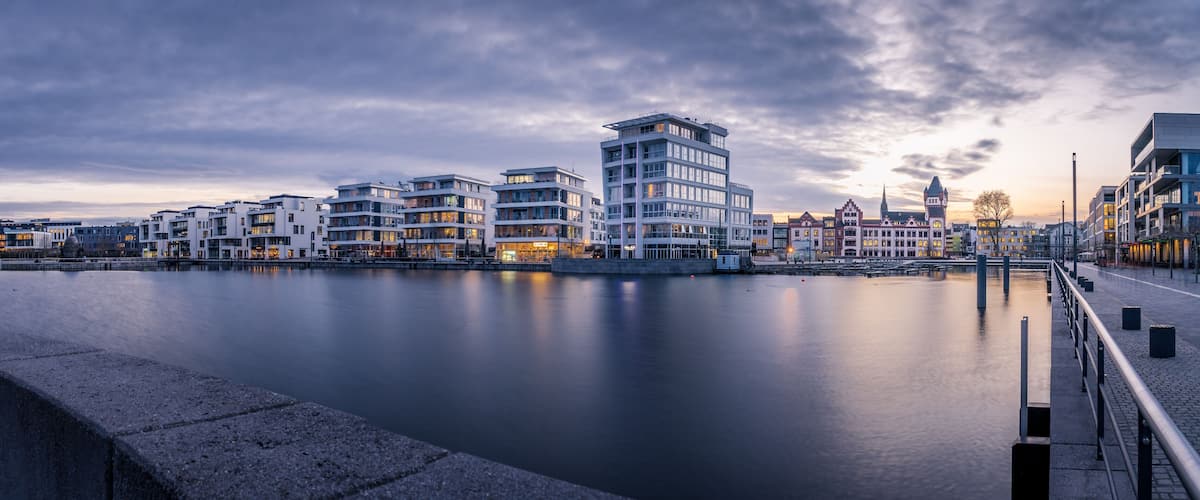 Hörder Phönixsee am Abend beleuchtet