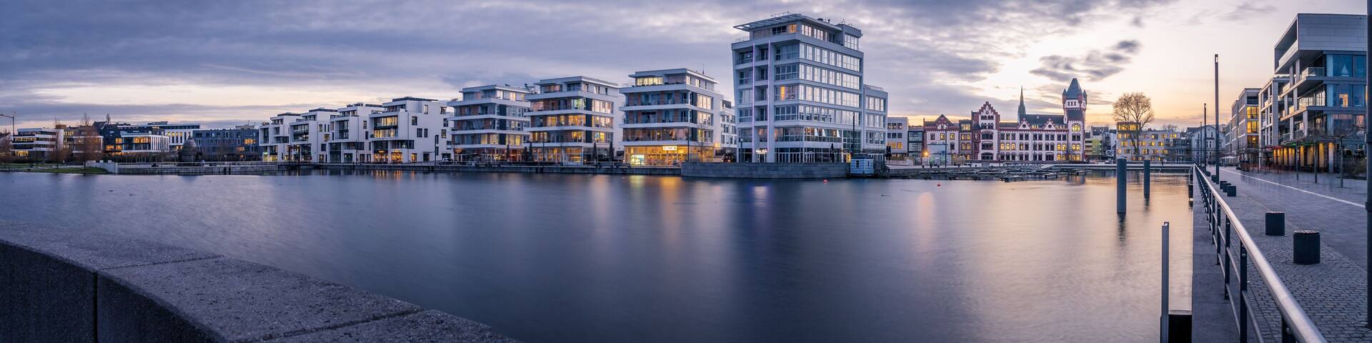 Hörder Phönixsee am Abend beleuchtet
