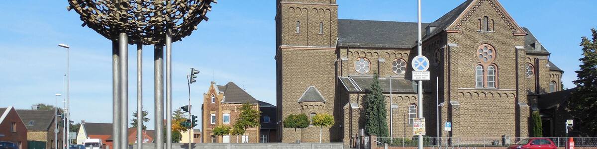 Sinnersdorf Brunnen und Kirche St.Hubertus