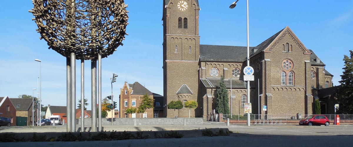 Sinnersdorf Brunnen und Kirche St.Hubertus