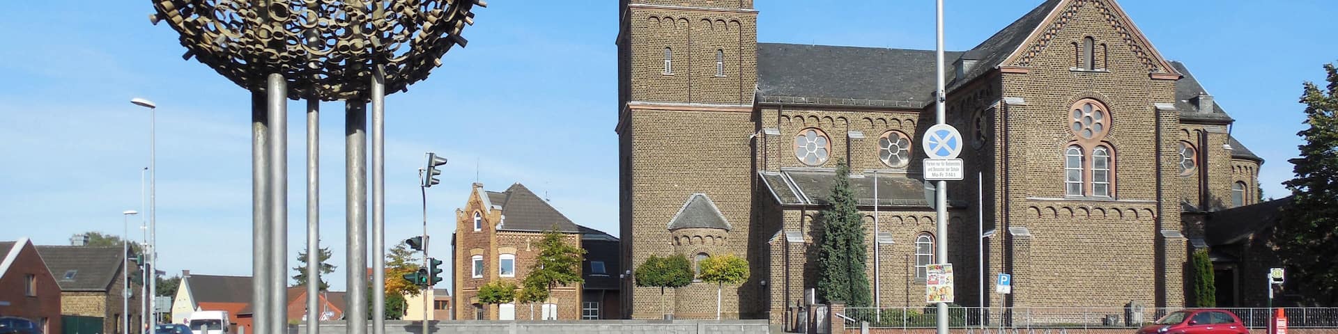 Sinnersdorf Brunnen und Kirche St.Hubertus