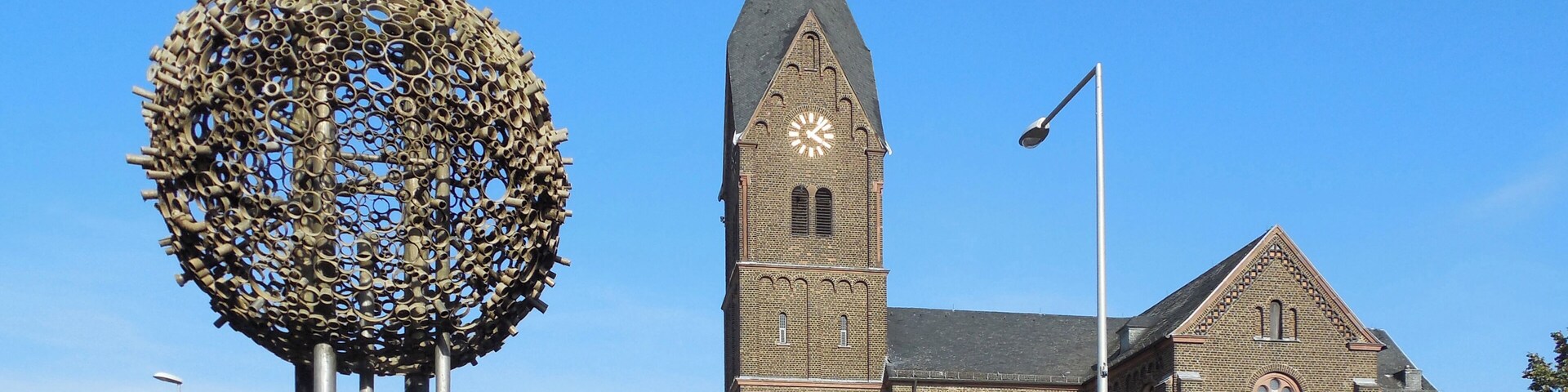 Sinnersdorf Brunnen und Kirche St.Hubertus