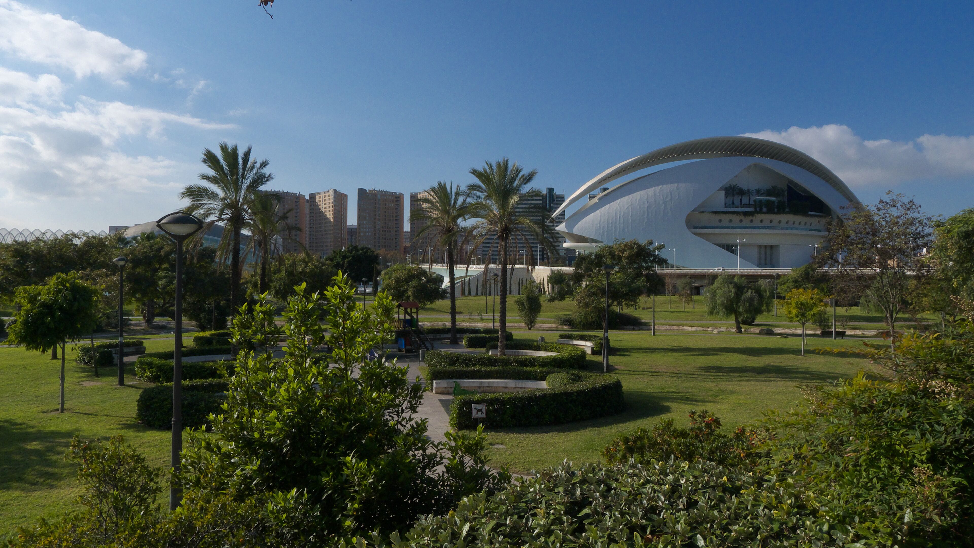 Desde los jardines el edificio del Palacio de las Artes Reina Sofía.