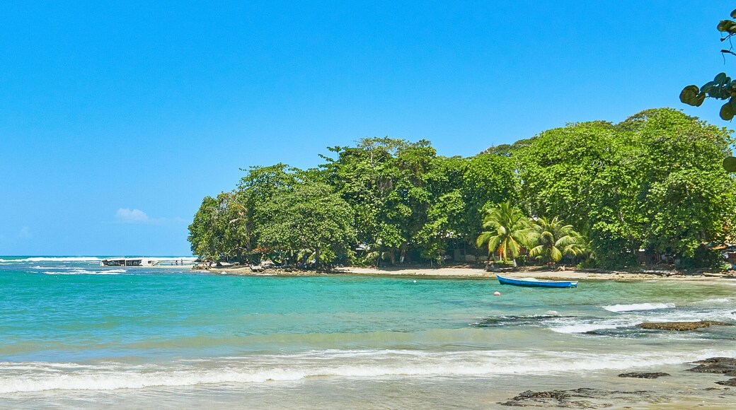 Bote en la bella playa de Puerto Viejo Costa Rica en un día de verano del caribe / Boat on the beautiful beach of Puerto Viejo Costa Rica on a Caribbean summer day