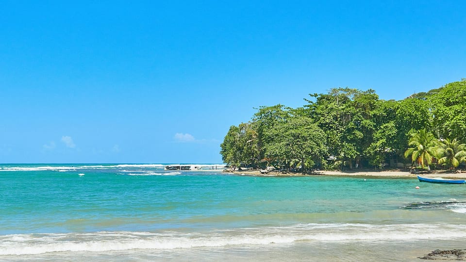 Bote en la bella playa de Puerto Viejo Costa Rica en un día de verano del caribe / Boat on the beautiful beach of Puerto Viejo Costa Rica on a Caribbean summer day