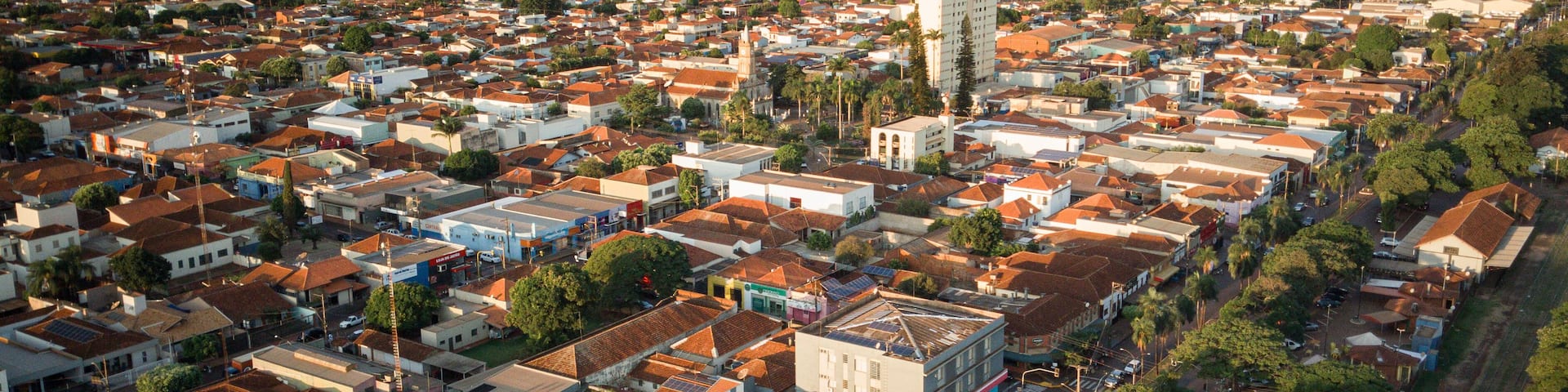 Vista aérea de drone do panorama urbano de Palmital, SP com o centro da cidade em destaque