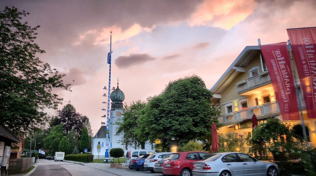 A very cute quaint countryside by the 2nd largest lake in Bavaria, Lake Ammersee, around Munich, Germany. :)