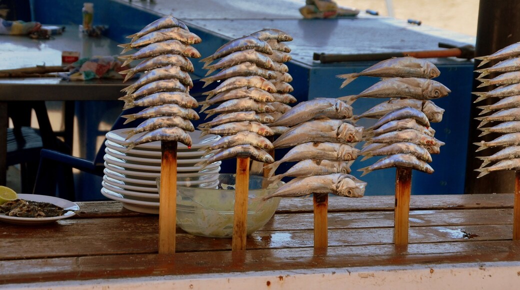 Sardellenspieße am Strand von Málaga
