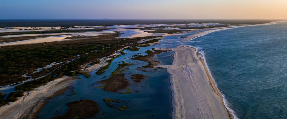 Parque Nacional Jericoacoara Jeri Ceará Natureza Dunas Paisagens Praia Areia Oceano Pôr do Sol Costeiro Tropical Ondas Nordeste Brasil Flora Lagoas Vento Surf Luz Sol Aventura Turismo Deserto Drone