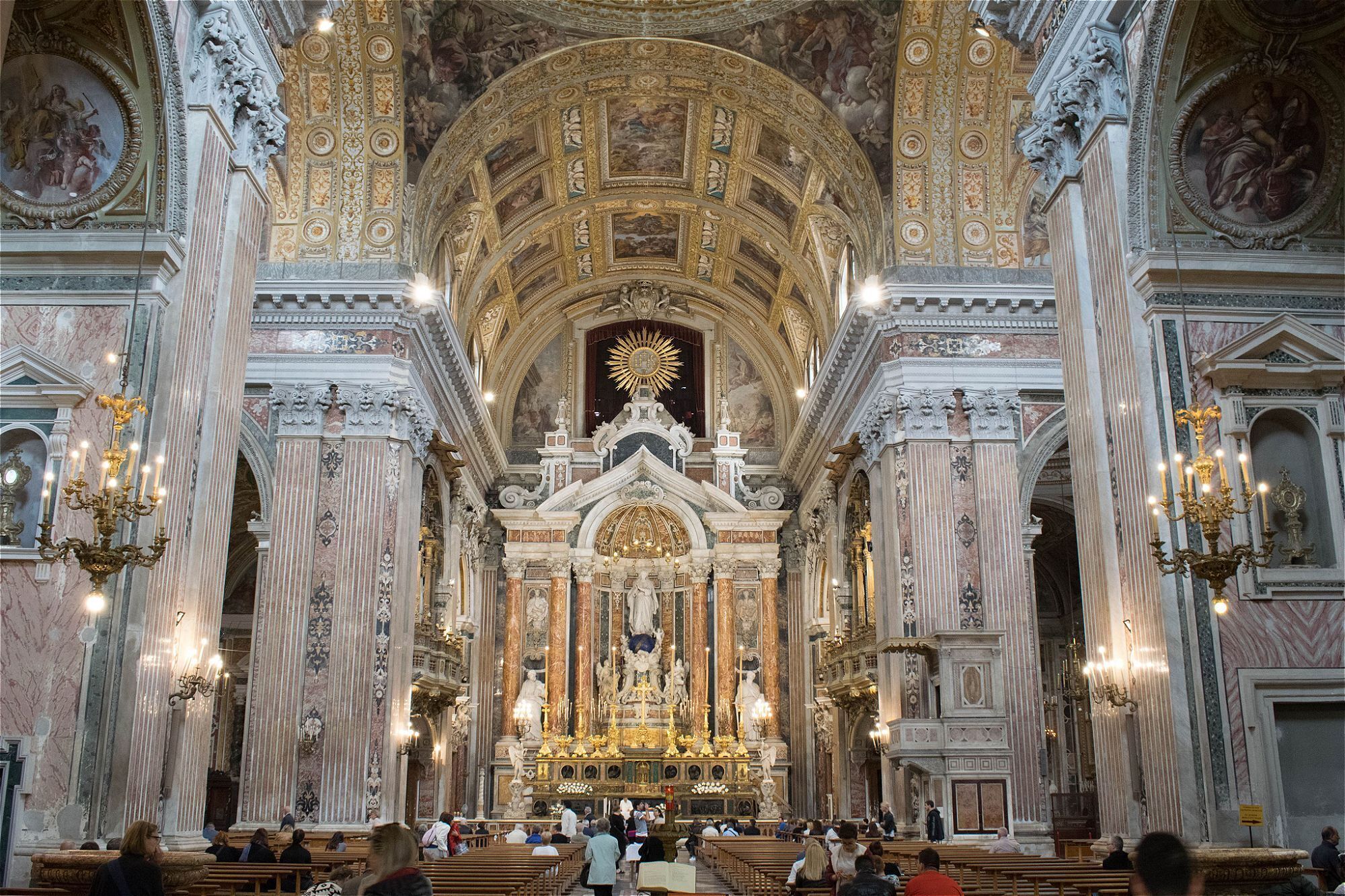 Ein kunstvoll gestalteter Kirchenraum mit hohen Decken, detailreichen Fresken und einem zentralen Altar.