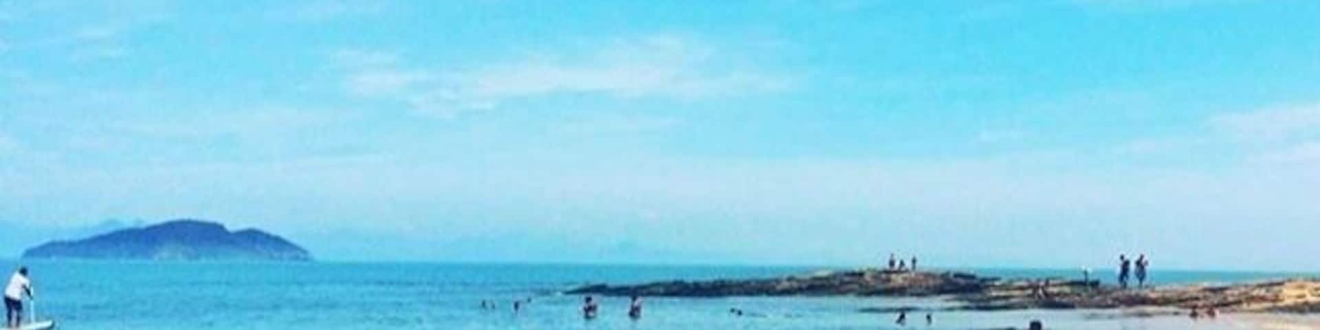 Praia da Tartaruga em Búzios. É uma praia pequena, cujo acesso é um pouco dificultoso, pois a estrada não é acimentada. Mas todo esforço vale a pena!