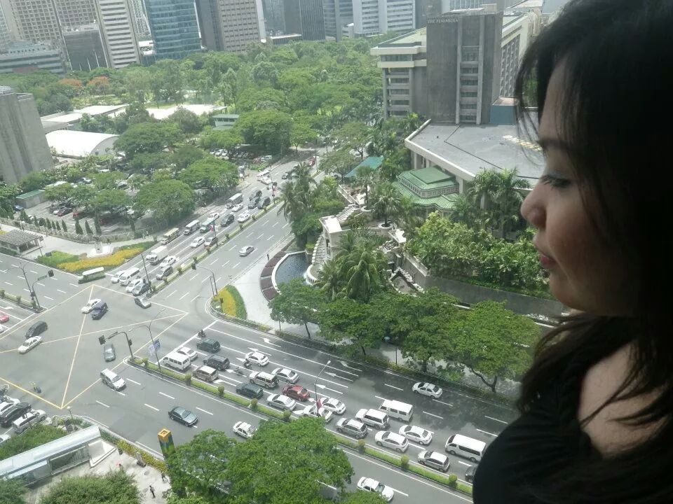 Watching  the busy street of Makati from my suites.
✴✴✴✴✴