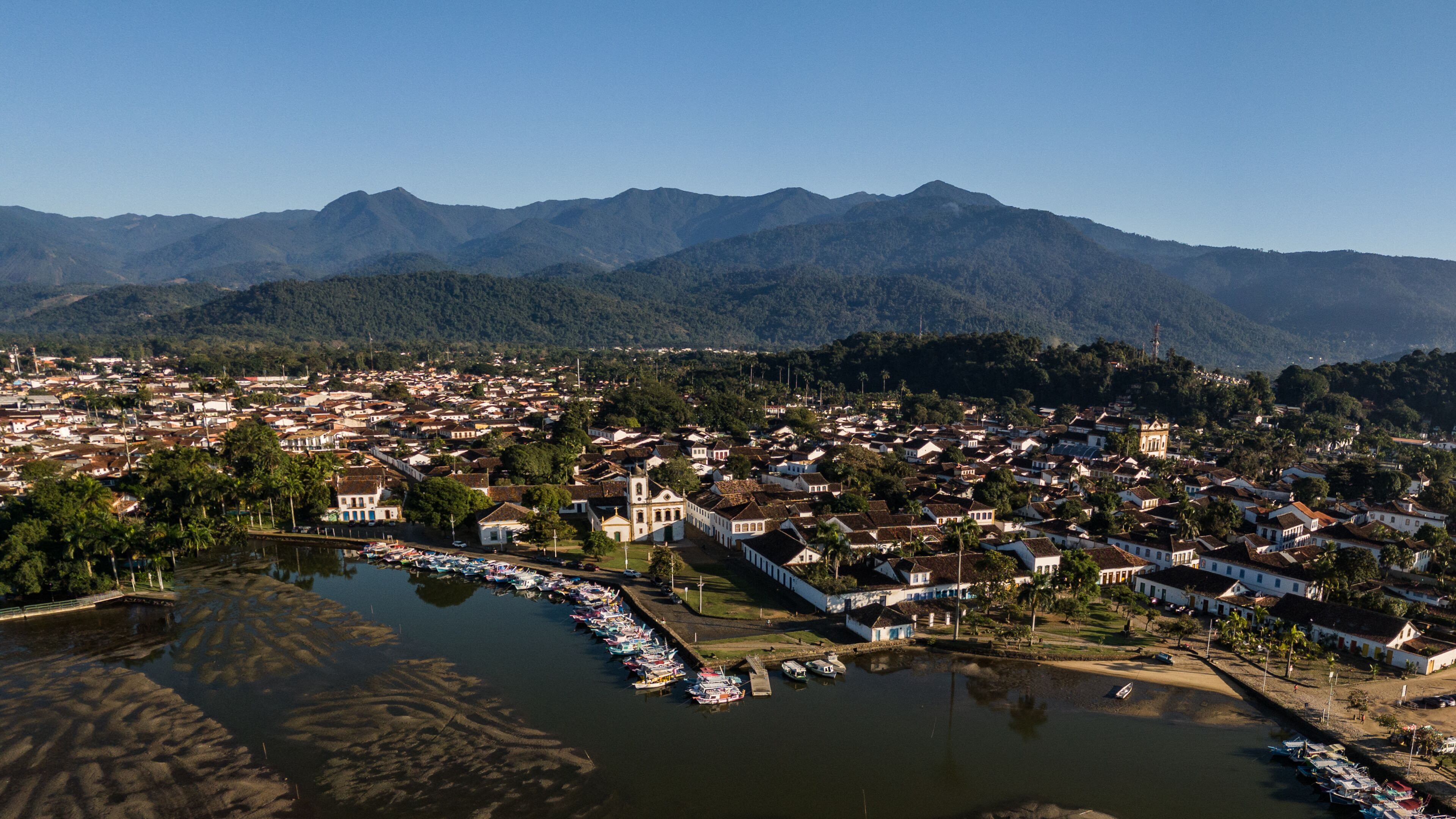 Paraty vista do alto, fotografia panorâmica de Drone do centro histórico de Paraty com maré baixa.
