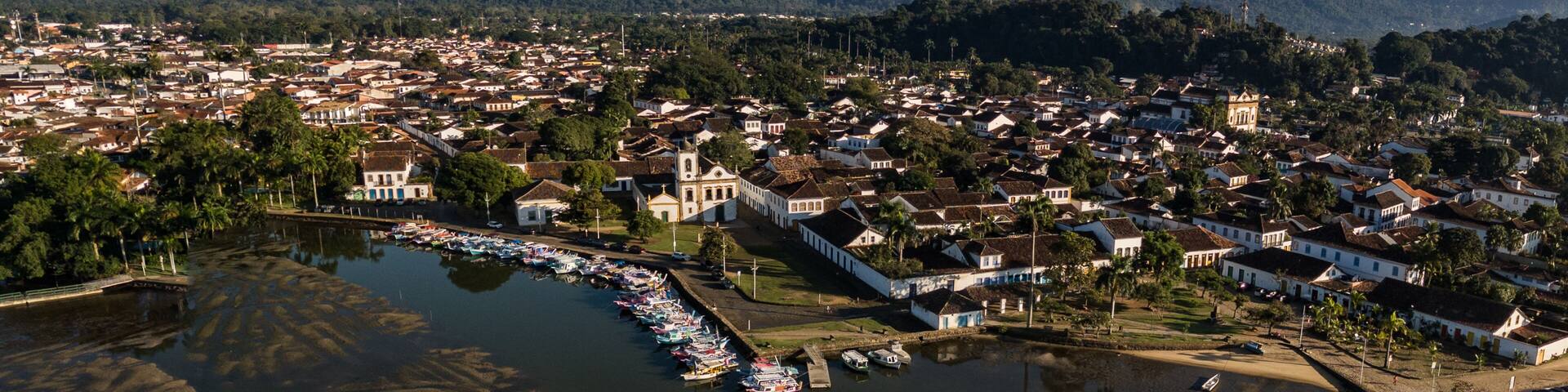 Paraty vista do alto, fotografia panorâmica de Drone do centro histórico de Paraty com maré baixa.