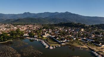 Paraty vista do alto, fotografia panorâmica de Drone do centro histórico de Paraty com maré baixa.