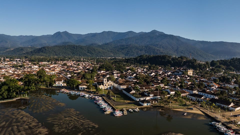 Paraty vista do alto, fotografia panorâmica de Drone do centro histórico de Paraty com maré baixa.