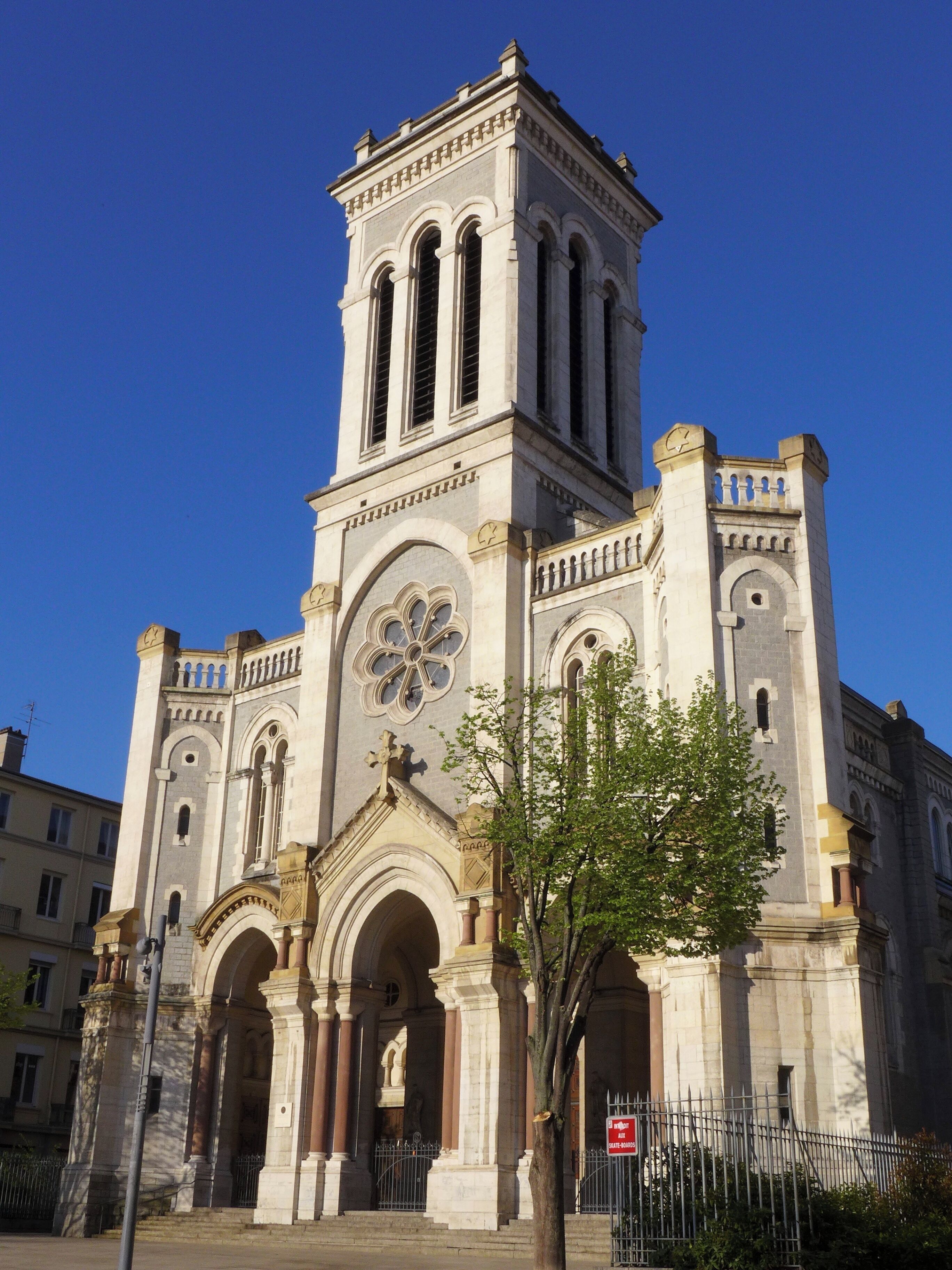 Vue de la cathédrale Saint-Charles Borromée, située Place Jean Jaurès à Saint-Etienne