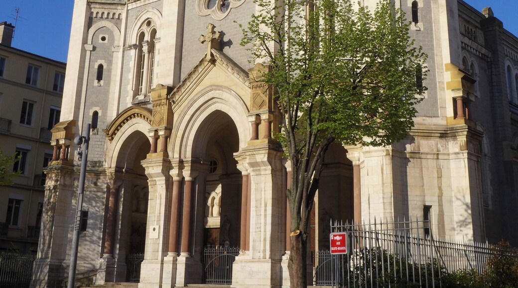 Vue de la cathédrale Saint-Charles Borromée, située Place Jean Jaurès à Saint-Etienne