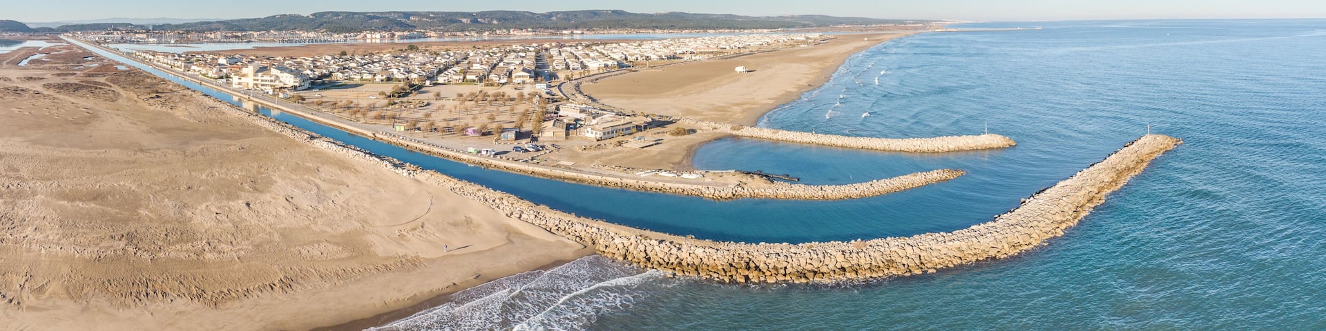 Panorama aérien de la plage des chalets à Gruissan (Aude, France)