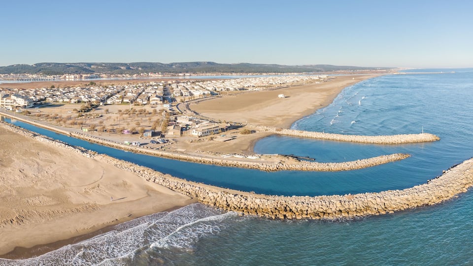 Panorama aérien de la plage des chalets à Gruissan (Aude, France)