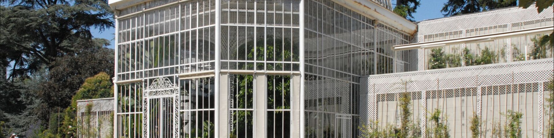 La serre du jardin PropriĂ©tĂ© du Conseil gĂ©nĂ©ral des Hauts-de-Seine, le musĂ©e Albert-Kahn de Boulogne-Billancourt est entiĂšrement dĂ©diĂ© Ă lâĆuvre de ce banquier philanthrope. Le musĂ©e conserve "les Archives de la PlanĂšte", photographies et films issus de campagnes initiĂ©es dans le monde entier Ă la demande d'Albert Khan par plusieurs "opĂ©rateurs" (photographes, cinĂ©astes) au dĂ©but du XXĂšme siĂšcle. Les 4 hectares de jardins, partie intĂ©grante des collections, permettent un voyage vĂ©gĂ©tal autour du monde. Site du musĂ©e www.albert-kahn.fr/les-jardins/histoire-des-jardins/