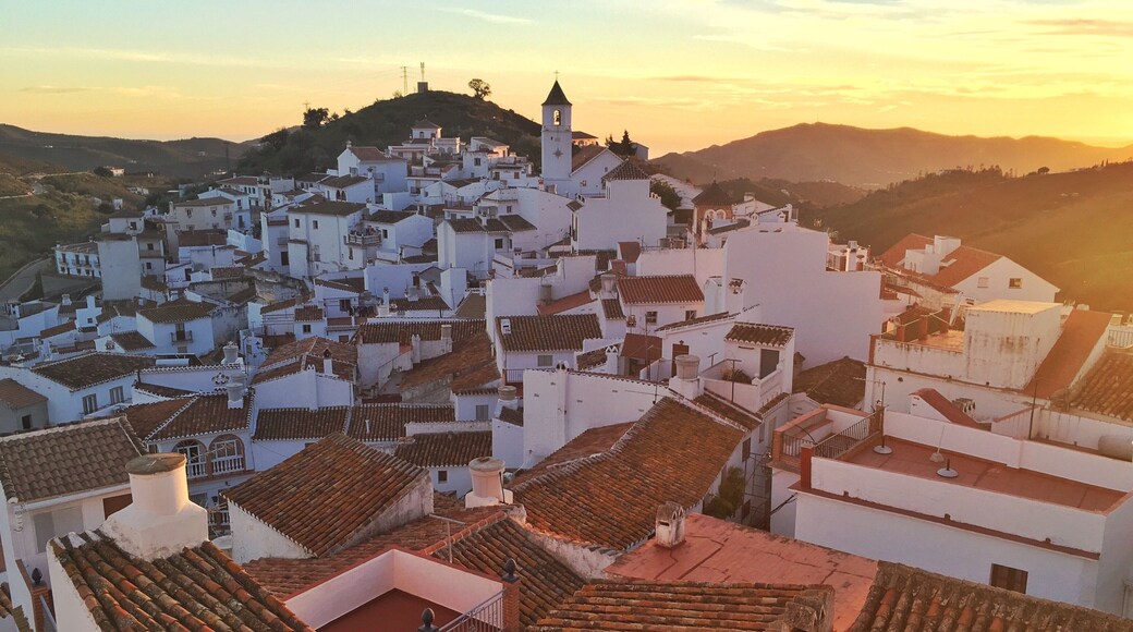 vista panoramica de un bonito pueblo de la Axarquía malagueña al atardecer