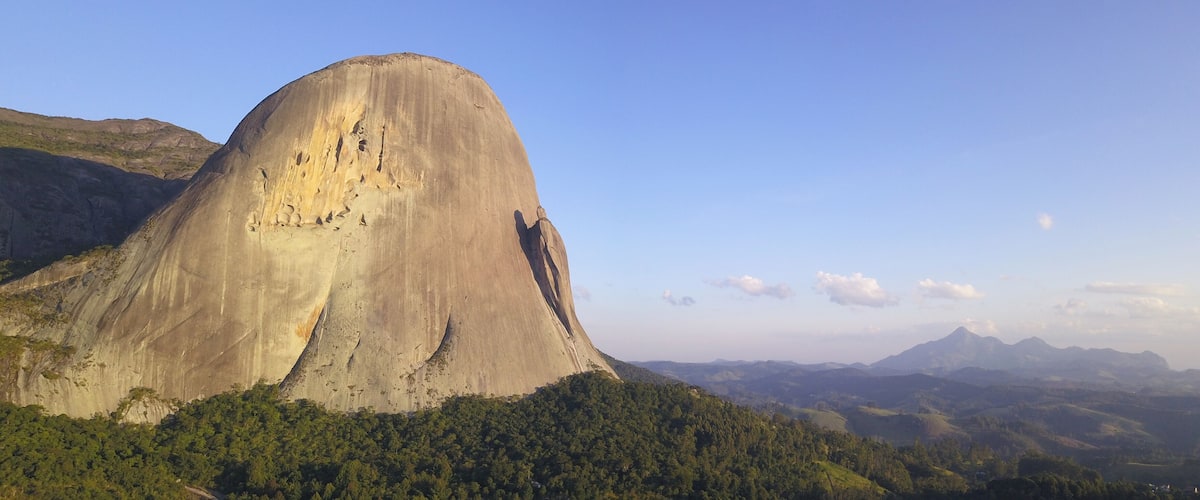 Pedra Azul com Forno Grande ao fundo. Domingos Martins, Espírito Santo, Brasil,