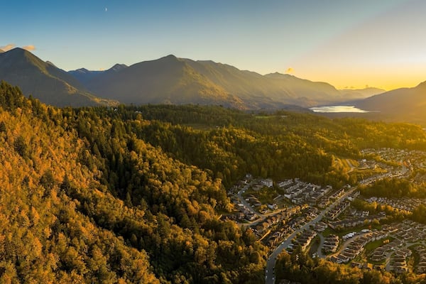 Un paysage montagneux avec une ville située au pied des montagnes.