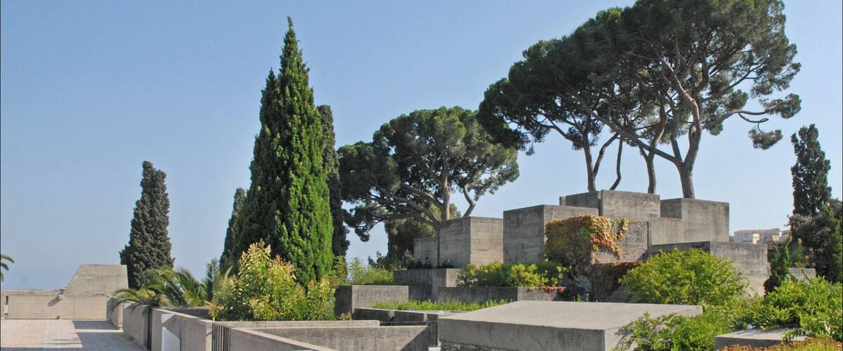 Les terrasses de la villa Arson Architecte Michel Marot et partenaires Nice Article de Wikipedia sur l'architecte fr.wikipedia.org/wiki/Michel_Marot_%28architecte%29 ______________ La villa Arson a été édifiée au XVIIIème siècle sur un domaine agricole de plus de 6 hectares sur la colline Saint-Barthélemy à Nice. Des jardins d'agrément ont été par la suite réalisés sur trois terrasses successives. Après le don du domaine par la ville de Nice à l'Etat en 1965, Il a été décidé d'y construire un centre d'art contemporain, une école d'art et une résidence pour des artistes. La conception du nouveau bâtiment a été confiée en 1968 à l'agence Michel Marot et Associés (Paris) qui s'est adjoint les compétences de Pierre Allar (Nice) Michel Marot a construit 17.000 m2 de bâtiments, sur une parcelle de forte déclivité de 23.000 m2, en tenant compte scrupuleusement de toutes les caractéristiques du site : présence de la villa ancienne, jardin en terrasse sur trois niveaux, arbres à préserver. Cette architecture complexe, (une présentation multimédia 3D est proposée sur le site), a été qualifiée de village, avec des places, des ruelles, des lieux de rencontres, d'étude, de travail, des patios et jardins, des terrasses, etc. Elle favorise le dialogue avec le paysage et grâce à la végétation les bâtiments sont particulièrement bien intégrés au site naturel. Le matériau utilisé en priorité est le béton resté brut, décoré dans certaines parties avec des galets du Var. C'est ce traitement qui a conduit à qualifier cette architecture de "brutaliste". La mauvaise qualité du béton utilisé (la construction a été effectuée à l'époque où Jacques Médecin était la maire de Nice) a posé très rapidement des problèmes d'étanchéité des bâtiments et des dalles en terrasses. D'importants travaux de réhabilitation ont eu lieu à la fin de la décennie 2000 et la végétation a été replantée. La villa Arson est redevenue un lieu exceptionnel d'architecture du XXème siècle. Site de la villa Arson www.villa-arson.org/