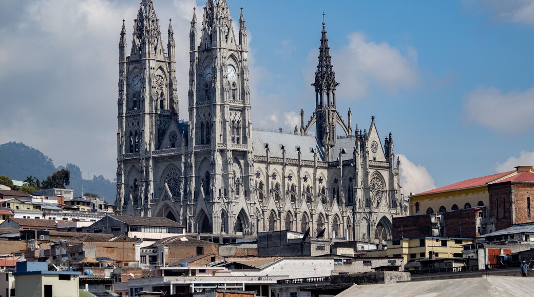 Centro historico de Quito, con la Basilica del Voto Nacional al fondo. Ecuador.