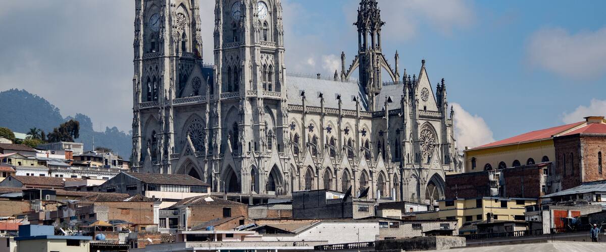 Centro historico de Quito, con la Basilica del Voto Nacional al fondo. Ecuador.