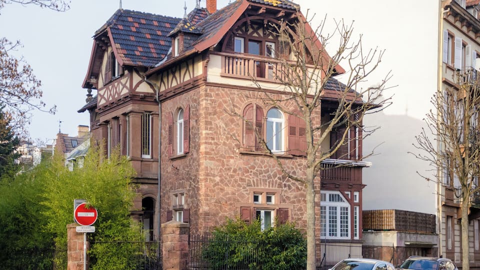 Villa avec un style assez curieuse, elle s'impose néanmoins très bien dans les environs.