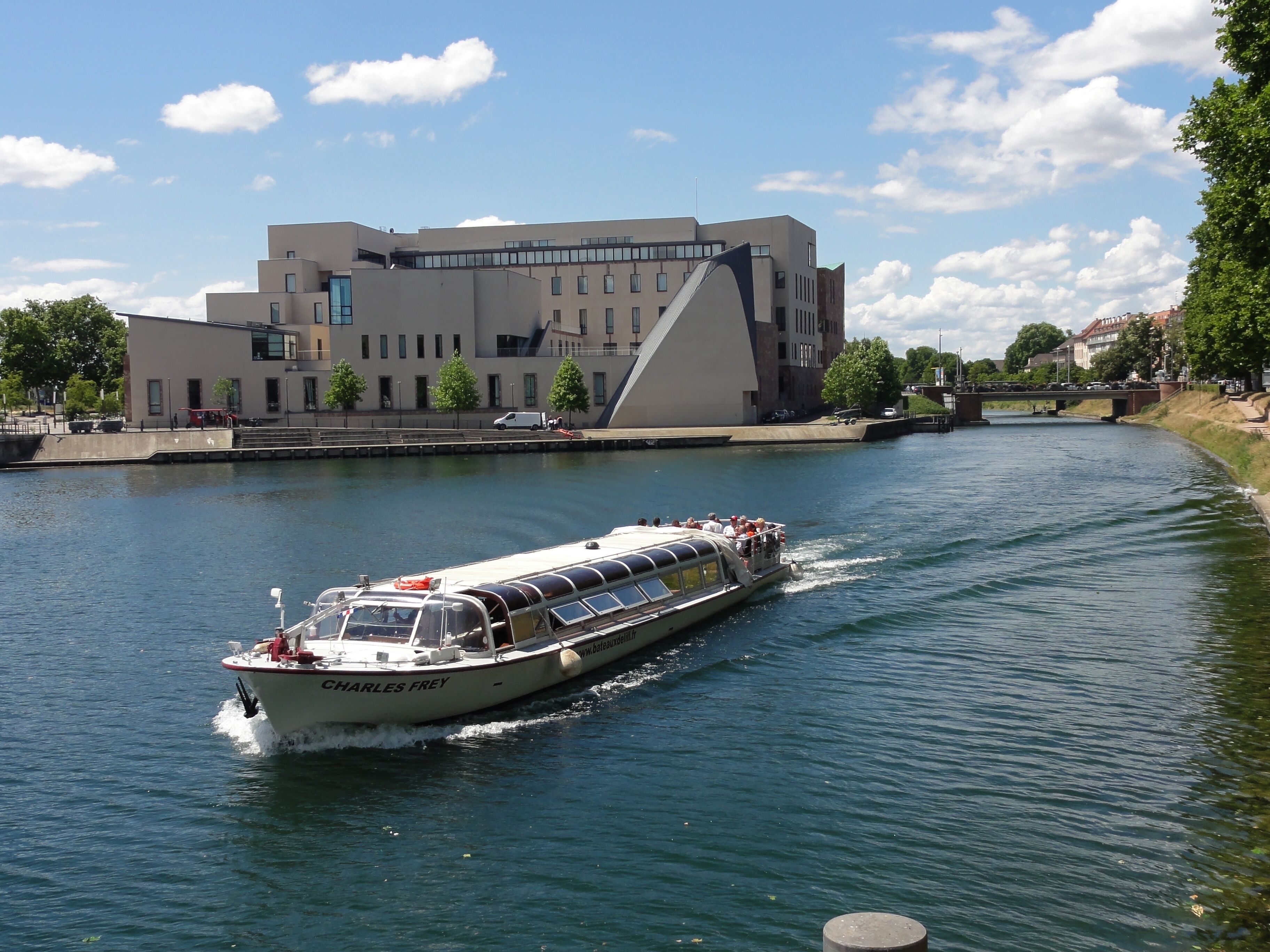 Alsace, Bas-Rhin, Strasbourg-Neudorf, Cité de la musique et de la danse (2004), place Dauphine. Informations sur ce bâtiment: [1]