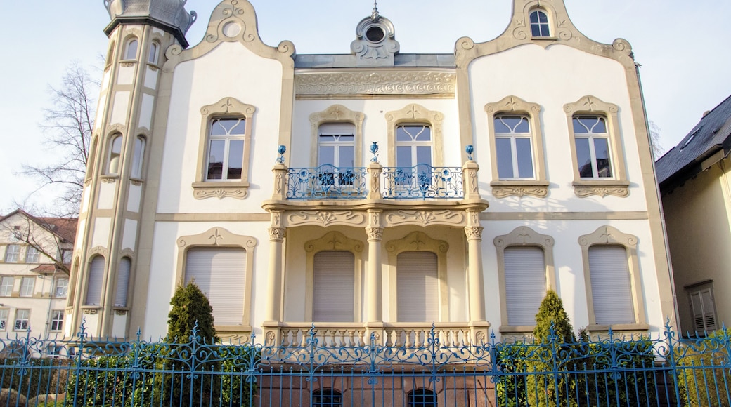 Très belle Villa comportant tourelle, pignons, terrasse, ... assez atypiques. Cette demeure fut construit au début du XXe par un entrepreneur voulant mettre en avant l'art nouveau.