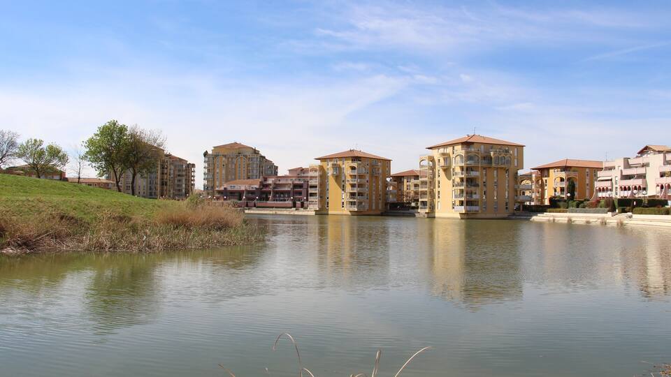 Port Ariane|Avenue Léonard de Vinci Le Palais des Doges and Le Bucentaure.