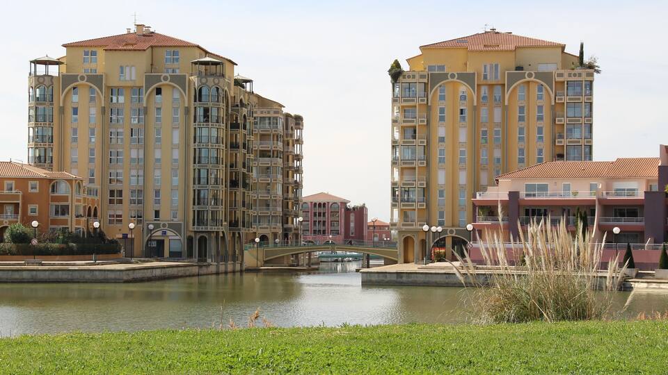 Port Ariane|Avenue Léonard de Vinci/Rue des Consuls Left: Palazzo Raphaël. Arch. Claude Joubert and Philippe Monestier 2003-04. Right: Palazzo del Rialto. Arch. Claude Joubert and Philippe Monestier around 1990.