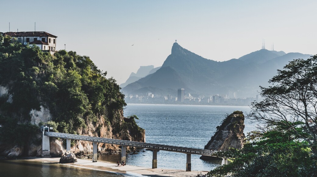 Recortes de parte da orla da zona sul de Niterói, Rio de Janeiro / Brasil